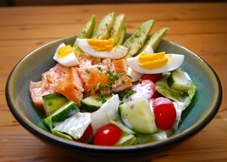 Salat-Bowl mit Avocado, Lachs, Ei und Kirschtomaten